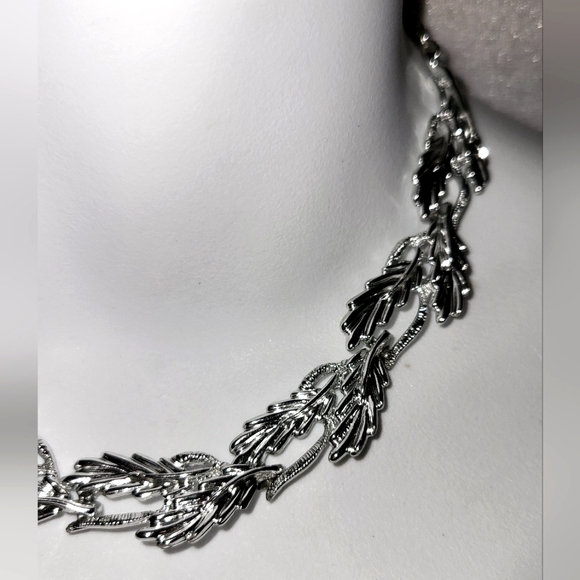 Vintage Leaf Design Silver-tone Choker / Necklace - Picture 2 of 4